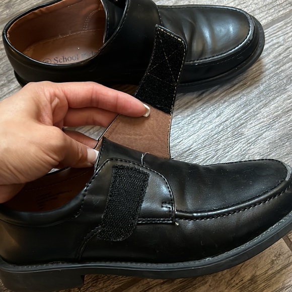 Boys Black Velcro Dress Shoes Size 4 - Picture 5 of 8